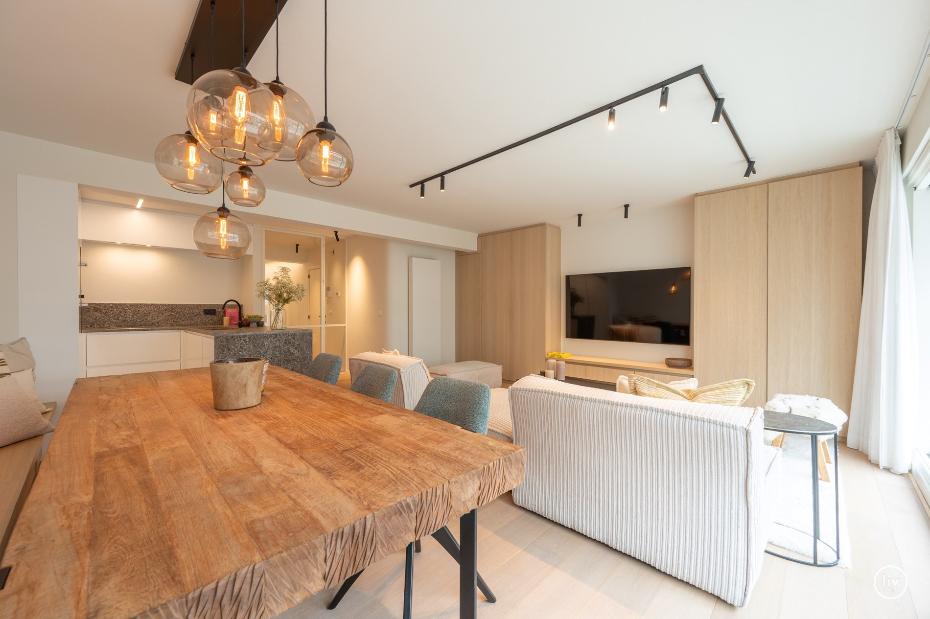 Prachtig ruim 2 slaapkamerappartement met mooie gevelbreedte en groot zonneterras op een topligging vlakbij de Dumortierlaan te Knokke. Garage mogelijk in het gebouw. 