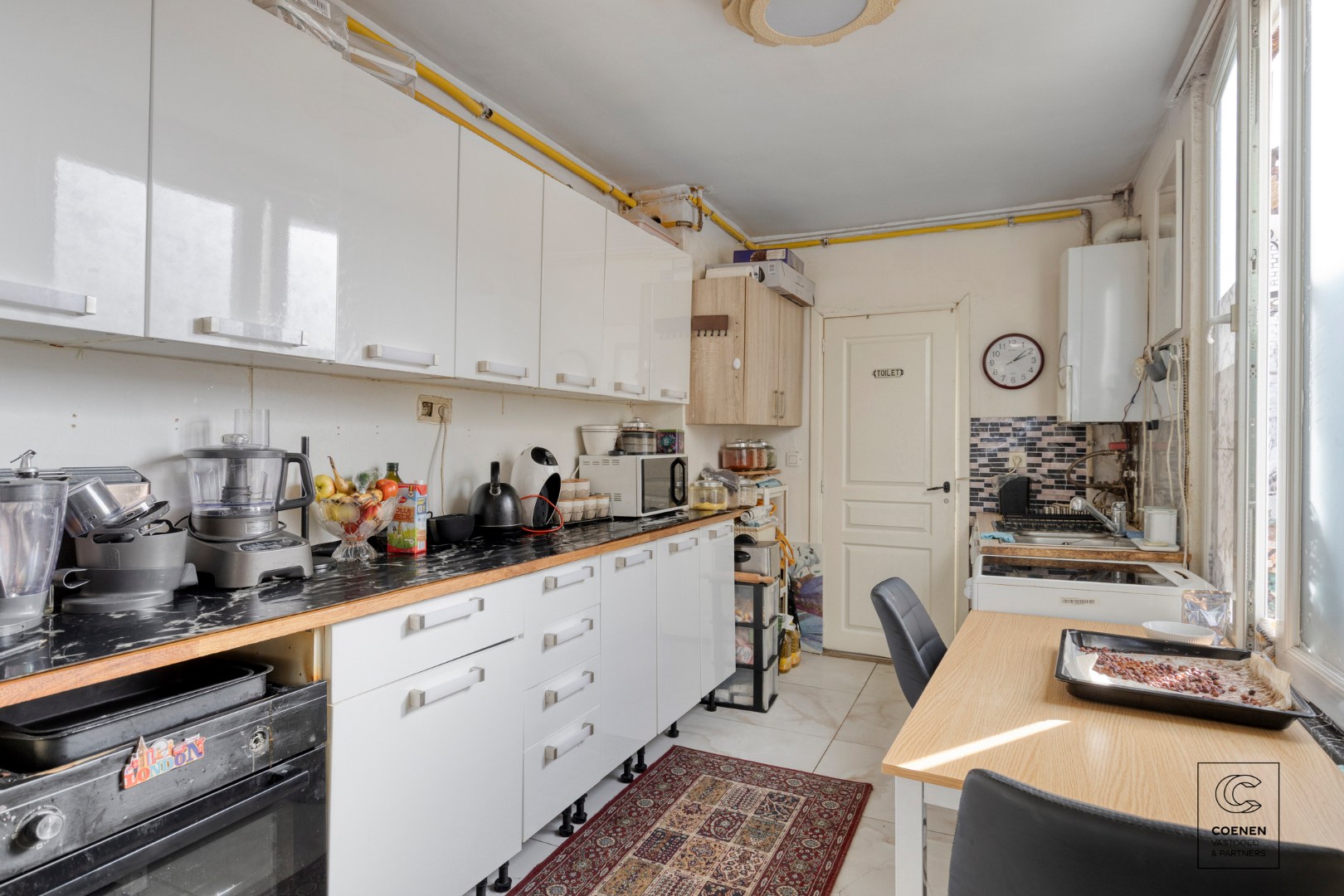 Ruime handelswoning, momenteel ingericht als handelsruimte en 2 appartementen op goede ligging te Antwerpen! 