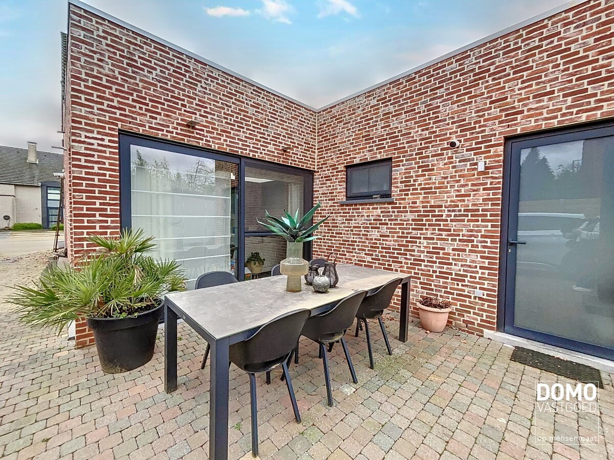 VOLLEDIG GERENOVEERDE HALOPEN BEBOUWING MET 3 SLAAPKAMERS IN HARTJE KERMT 