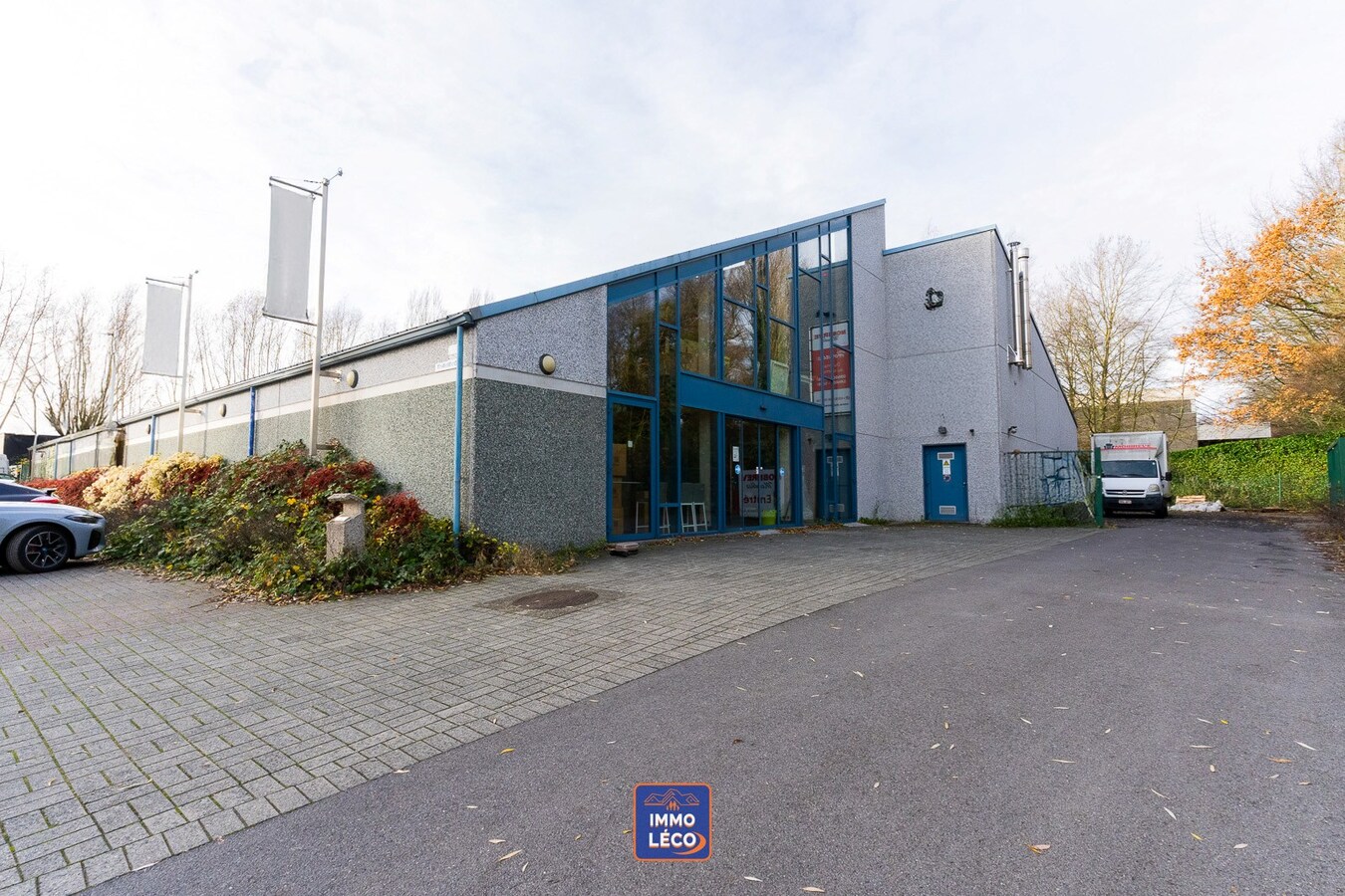 Entrepôt/Show-Room érigé sur 2.696m², à côté de la N58 ! Nombreuses possibilités ! 