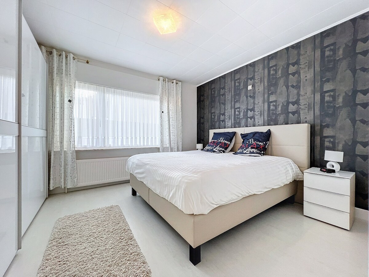 Instapklare en lichtrijke laagbouwwoning met garage te Kerksken 