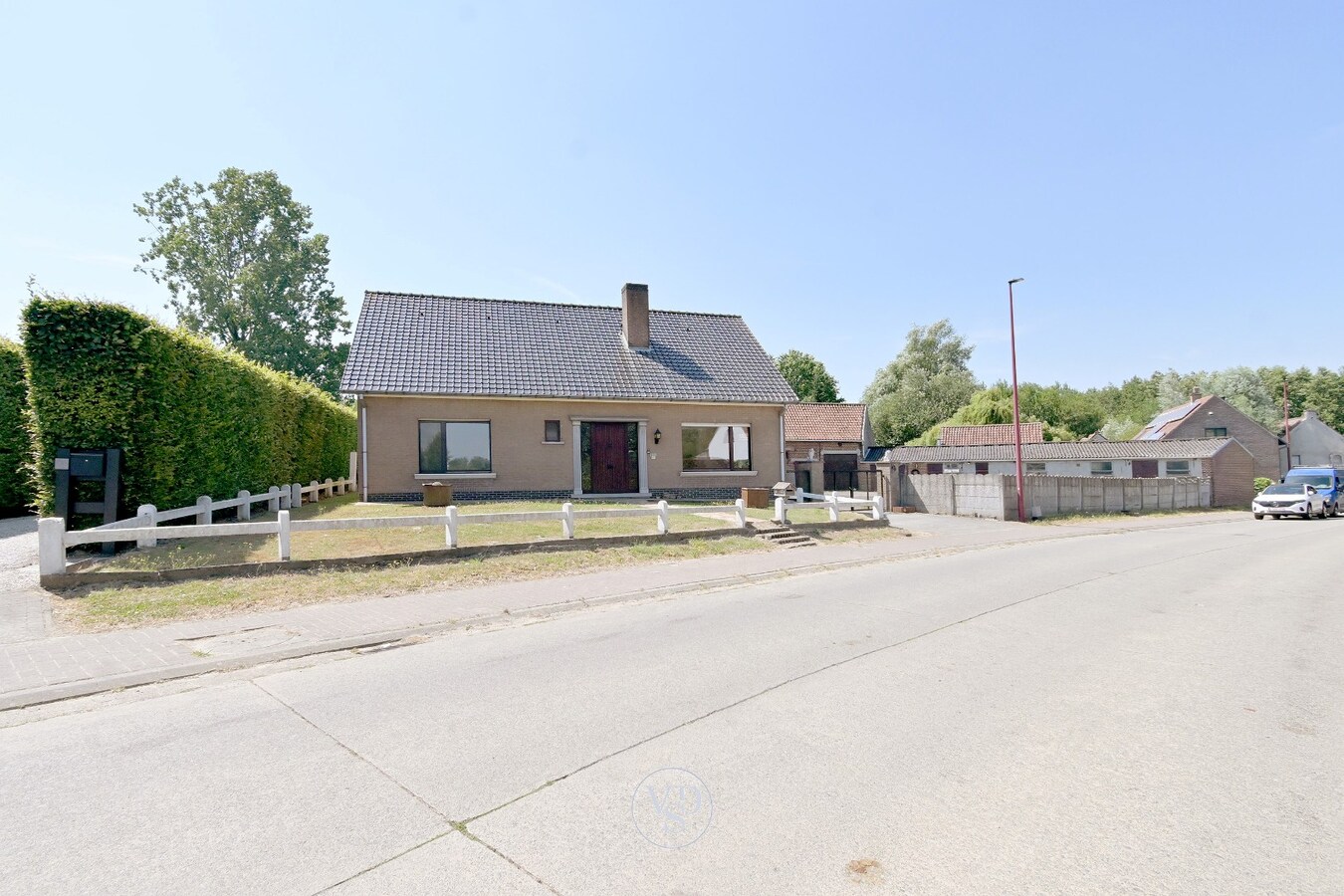 Degelijke eigendom met schuur en stalling 