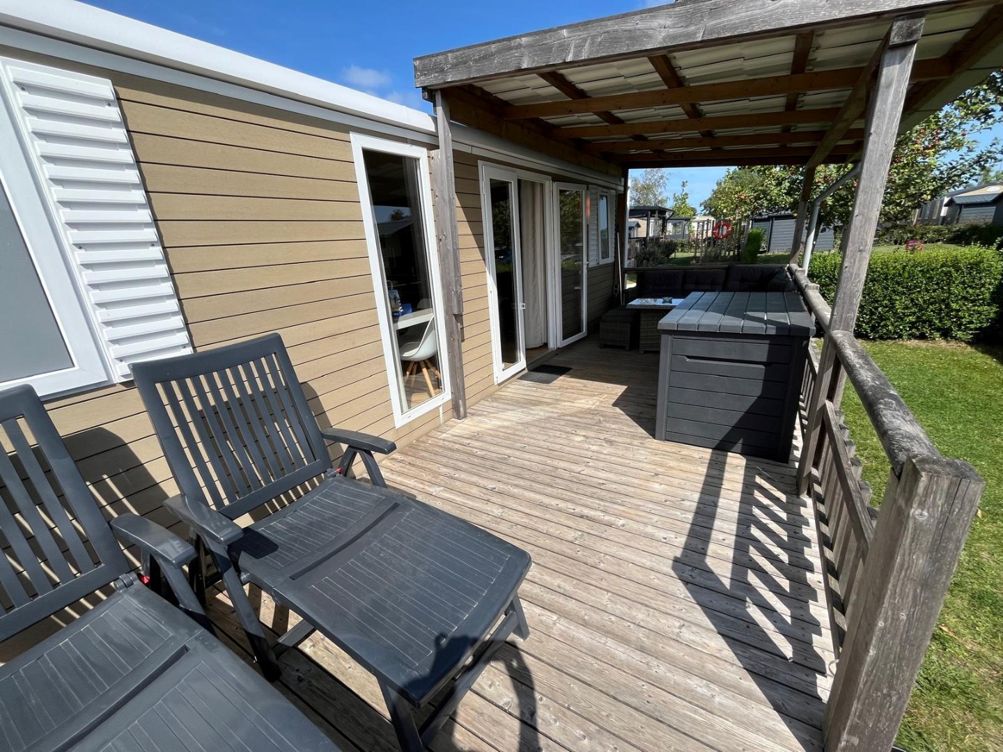 T.A. Makelaardij biedt aan – Chalet Z111-: Op een schitterende locatie in een goed verzorgd recreatiepark aan de kust van Walcheren bieden wij dit leuke chalet aan. 