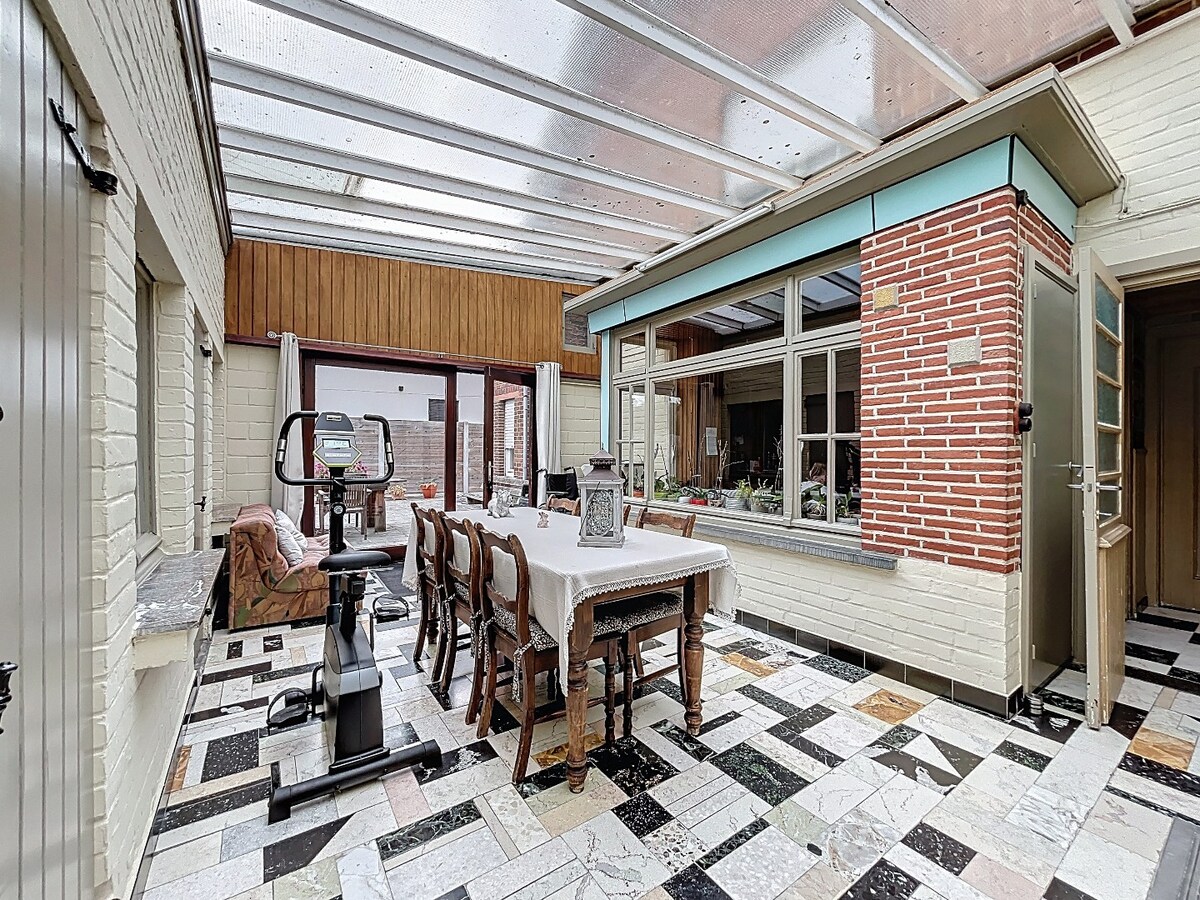 Ruime, solide jaren '50 woning met 2 garages te Nederzwalm 