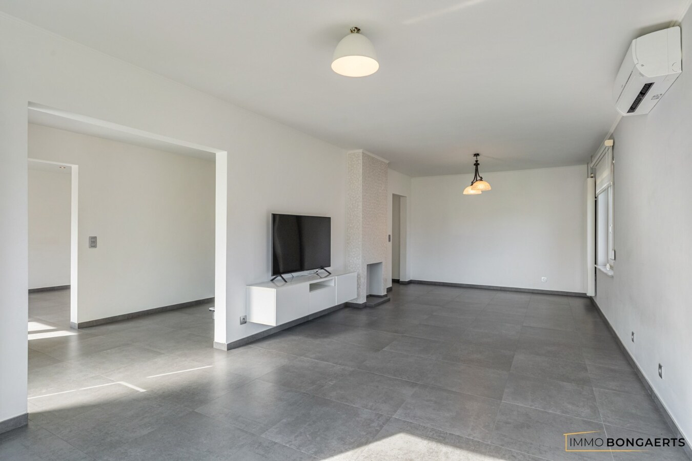 Ruime open bebouwing op 10 are met verwarmd zwembad 