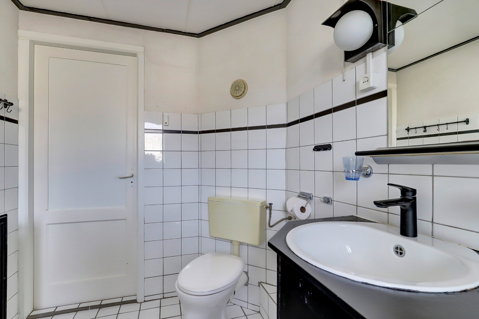 Ruime dubbele bovenwoning met drie slaapkamers, berging en de mogelijkheid tot het realiseren van een extra vierde slaapkamer. 