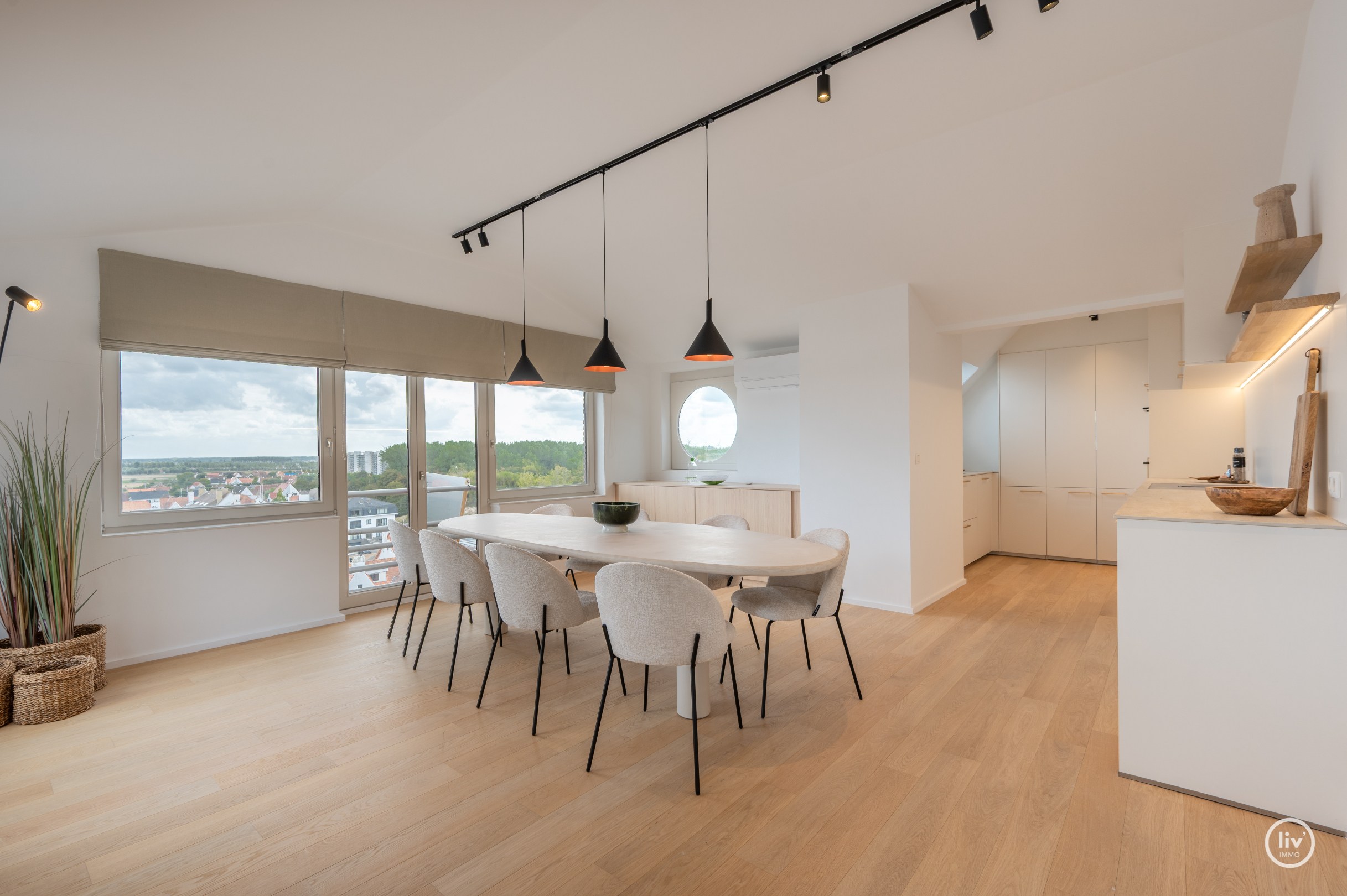 Magnifique appartement en duplex avec une largeur exceptionnelle de façade de 18 mètres et une terrasse généreuse orientée au sud offrant une vue dégagée sur l'arrière-pays de Knokke, à seulement 100 