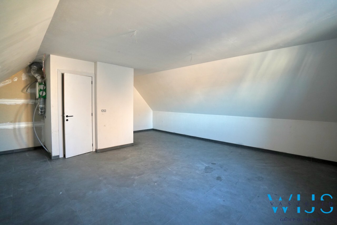 Nieuwbouw met 5 slaapkamers te Oosteeklo ! 