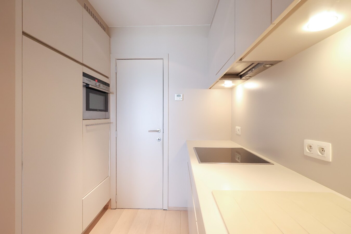 Appartement magnifique avec vue frontale sur la mer et deux chambres à coucher. 