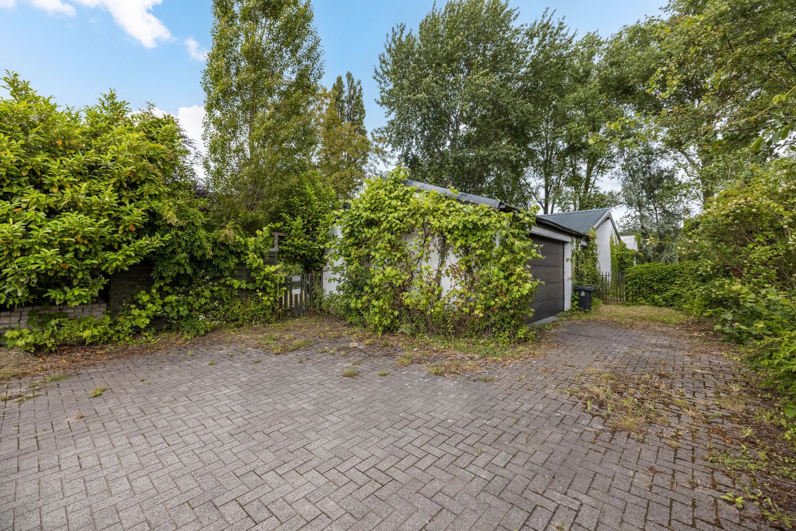 Seventies bungalowvilla met renovatiepotentieel op unieke ligging aan natuurgebied 