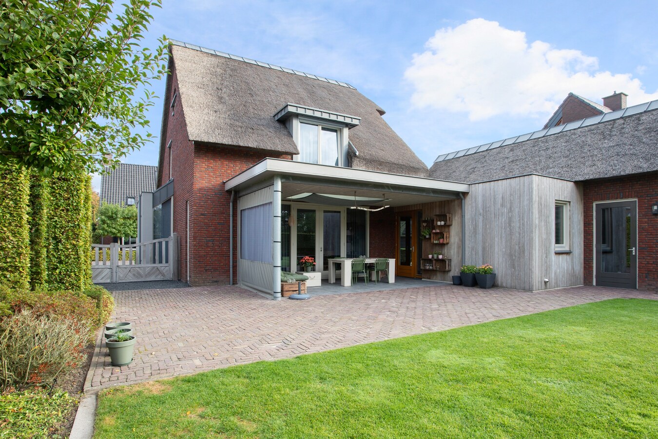 Unieke, onder architectuur gebouwde villawoning met luxe afwerking en prachtig uitzicht op het buitengebied. 