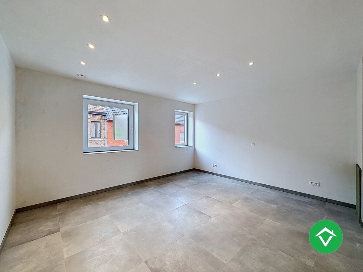 Centraal gelegen nieuwbouwwoning met 3 slaapkamers, tuin en overdekte autostaanplaats 