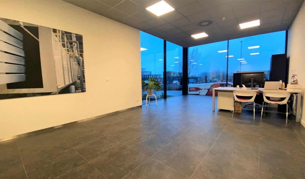 Bedrijfspand te huur vlakbij E17 in Waregem