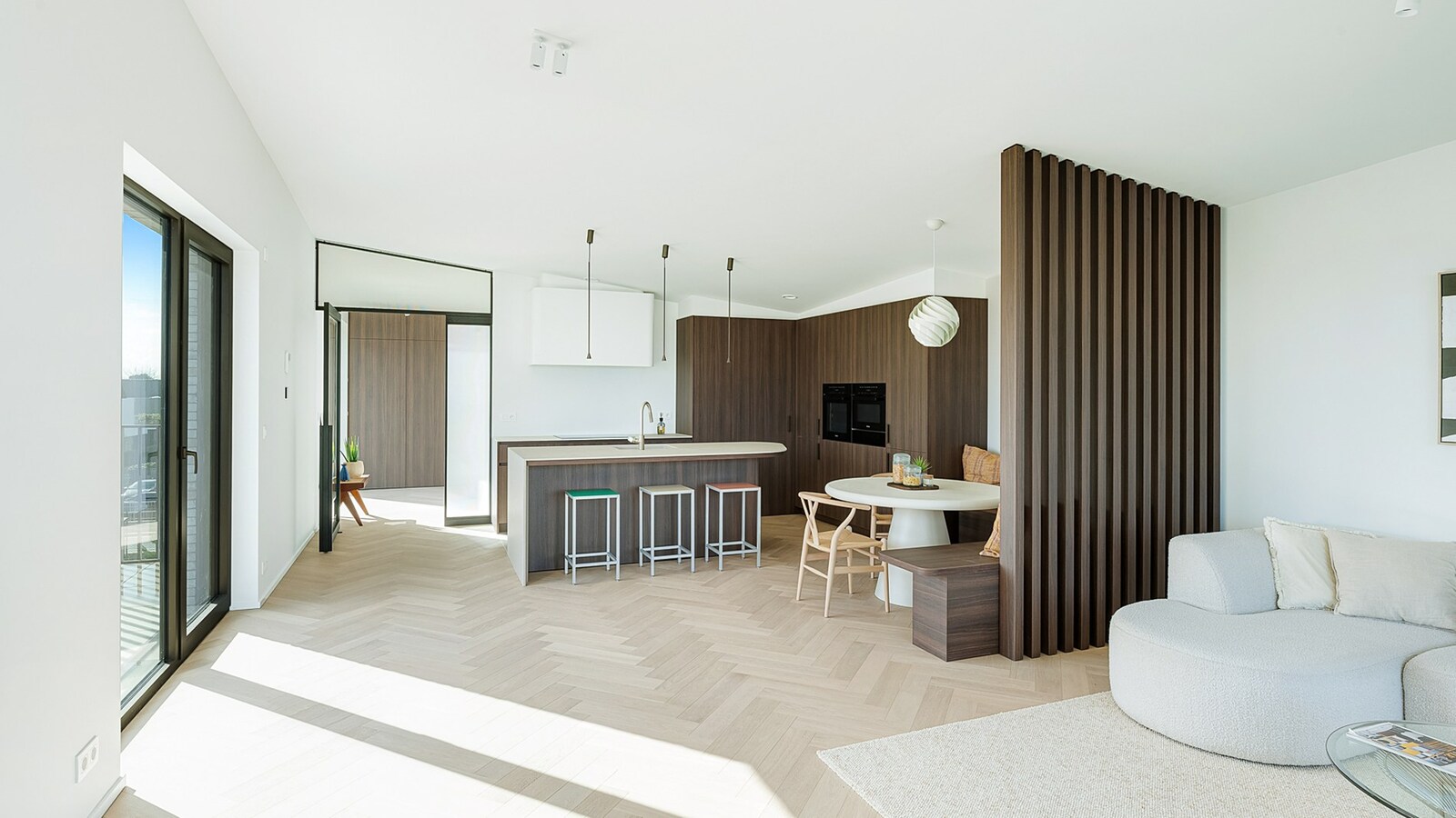 Exclusief verblijf met lift, terrassen en uitzonderlijke volumes in een groene-autovrije verkaveling te Knokke. 