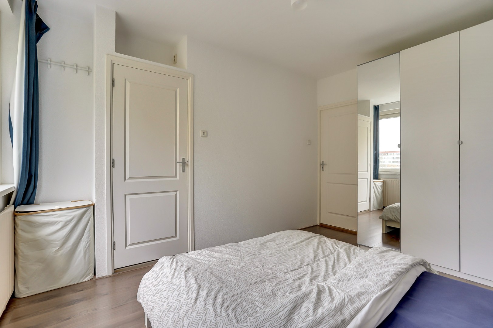 Instapklaar 3 (voorheen 4) kamer appartement op de vierde verdieping met moderne keuken en badkamer, balkon op het zuiden en berging in de onderbouw. 