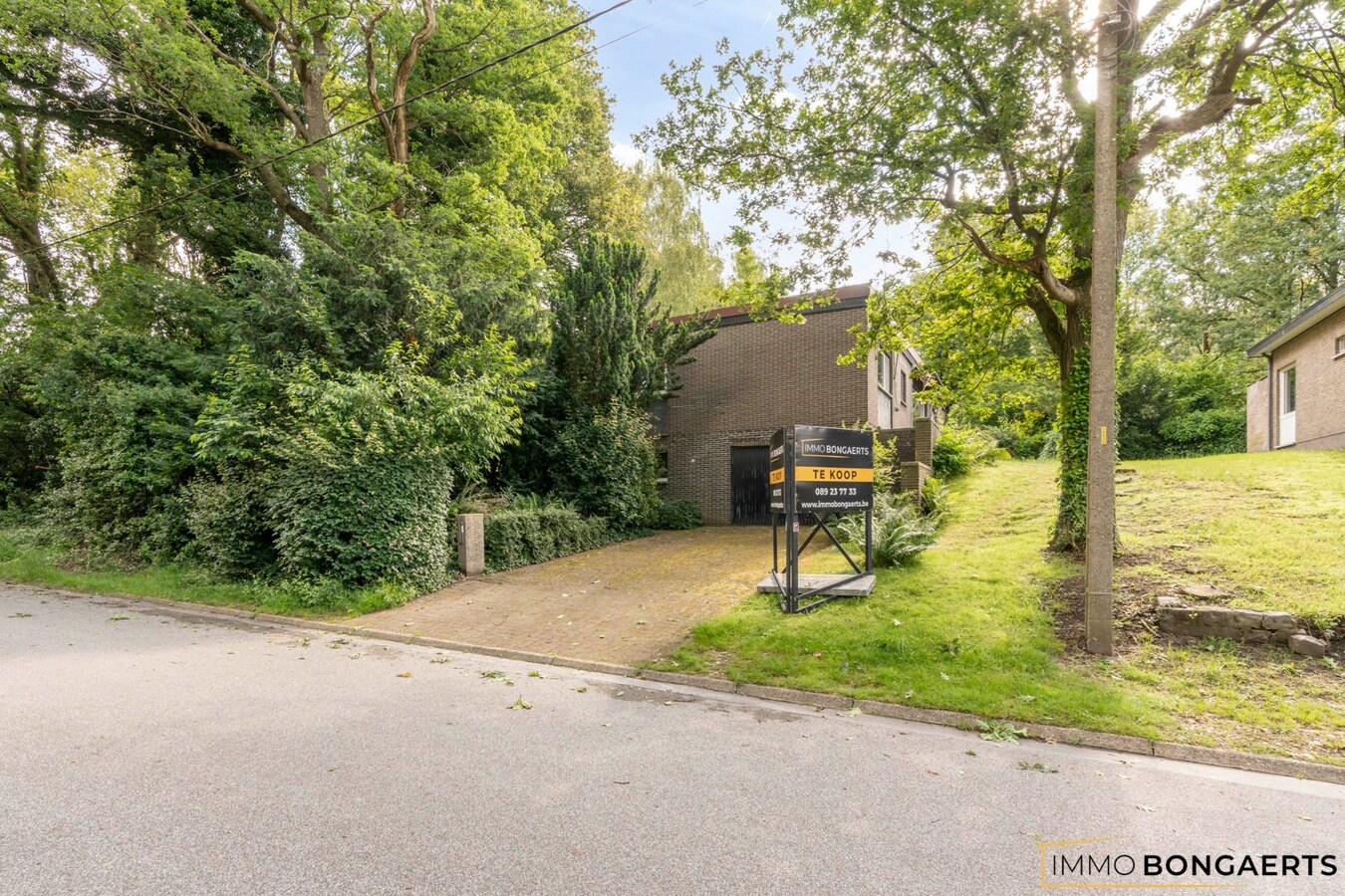 Ruime te renoveren woning op een mooi perceel. 