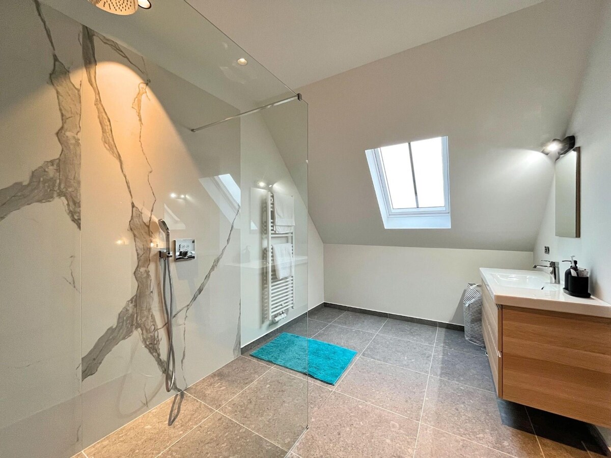 Nieuwbouwwoning (onder registratierechten) met 5 slaapkamers en 4 badkamers te Heulebrug 