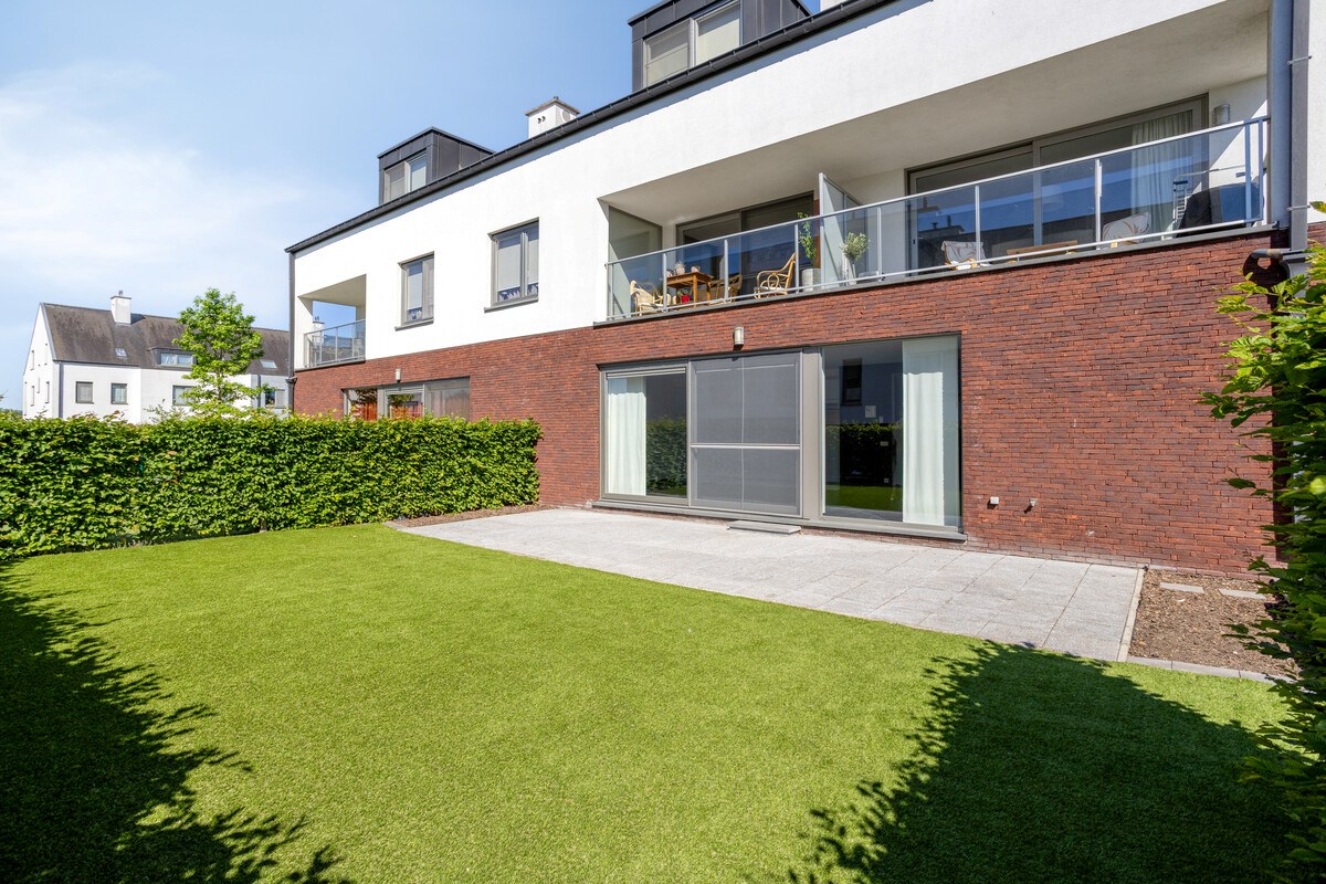 Instapklaar gelijkvloers appartement met groot terras, tuin en garagebox in Kumtich - EPC 104 KWH/m² 