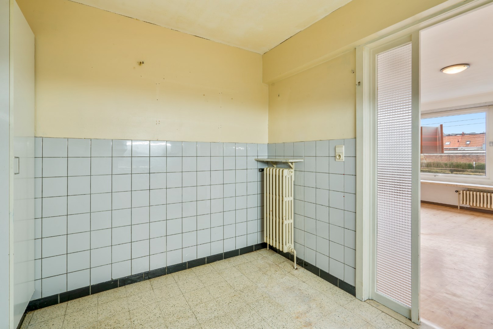 Te renoveren 2 slaapkamer appartement op eerste verdieping 