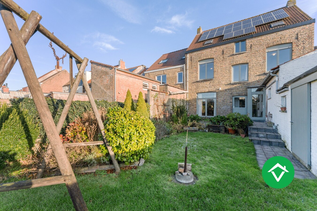 Ruim herenhuis met 4 slaapkamers en aparte garagebox in centrum Gistel 