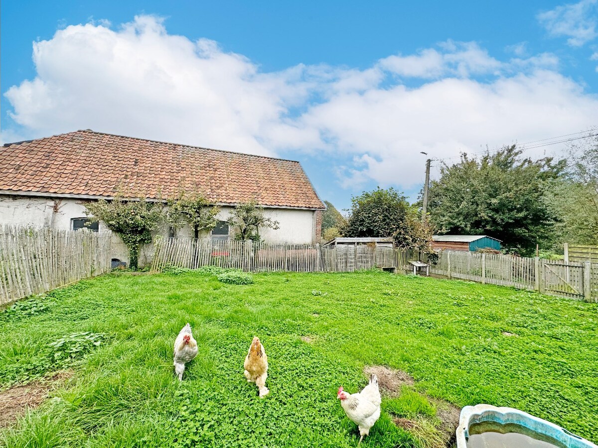 Seventies laagbouw met 2 garages en tuin te Erwetegem 