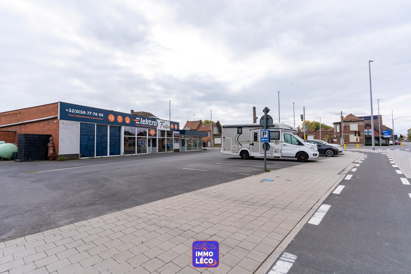 Surface commerciale de 450m2 avec habitation, facilités de parking, etc.. RARE à la location ! Situation exceptionnelle ! 