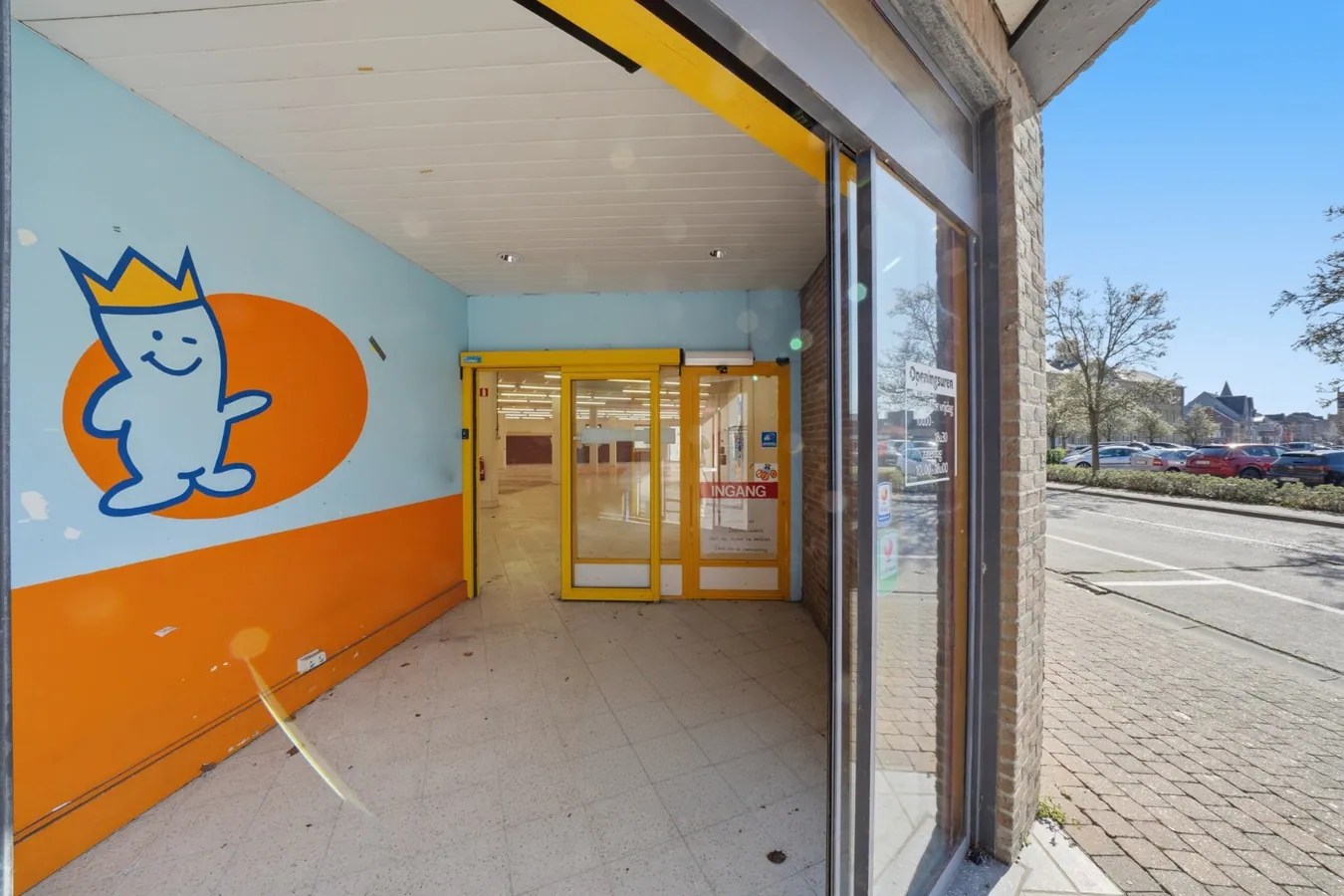 Te koop: Ruim handelspand met uitstekende visibiliteit in het centrum van Torhout 
