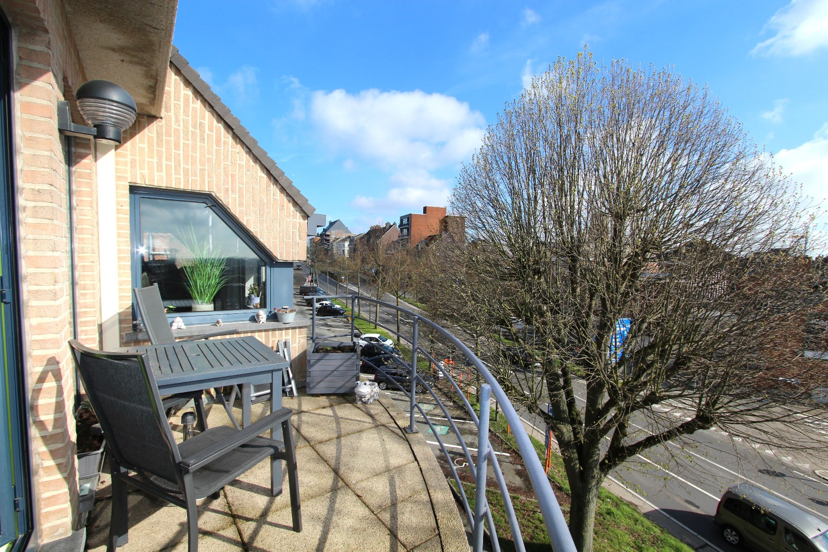 RUIM APPARTEMENT (124²) MET GARAGE - PRACHTIG GELEGEN 