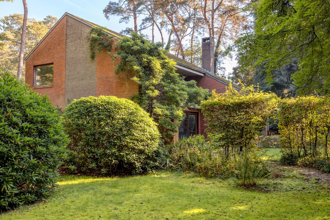Te renoveren villa met 5 slaapkamers en prachtige tuin op toplocatie 