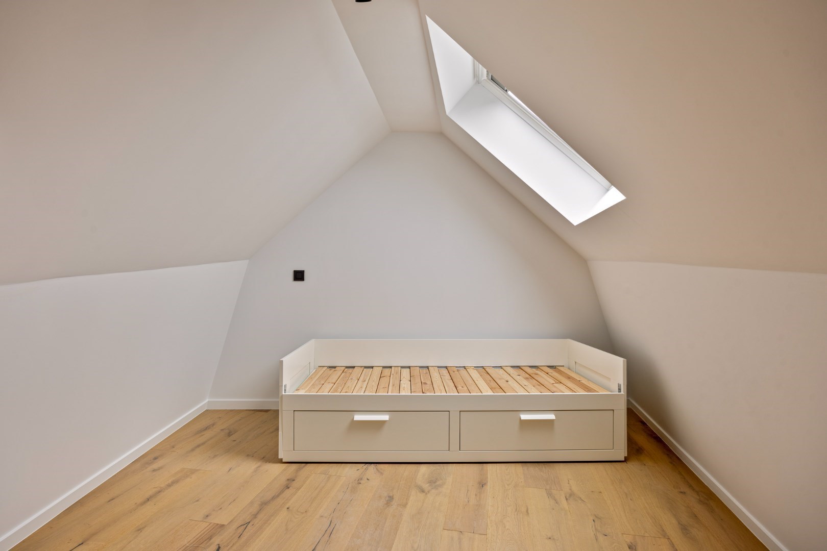Volledig gerenoveerde en gemeubelde studentenkamers met privé-sanitair. 