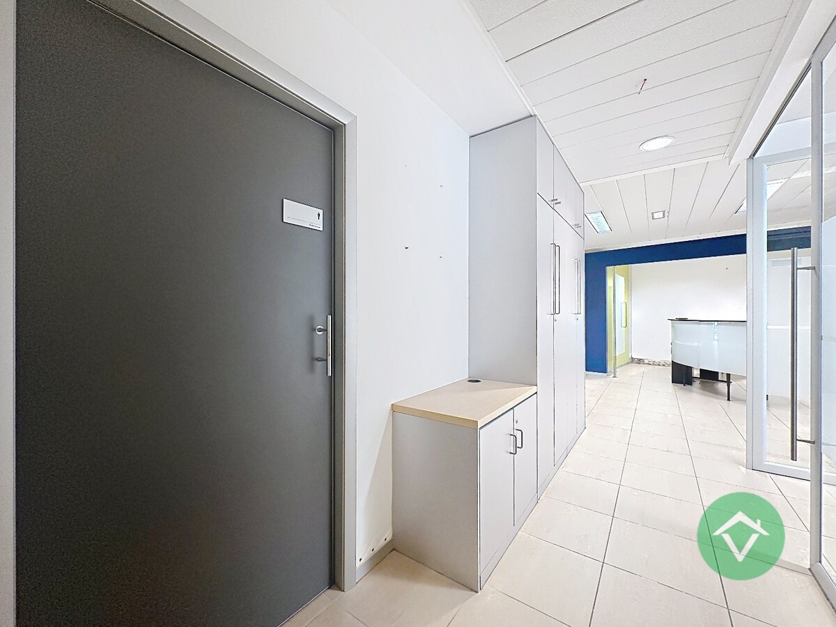 Commerciële toplocatie in Vleteren met burelen, vergaderruimtes en parking 