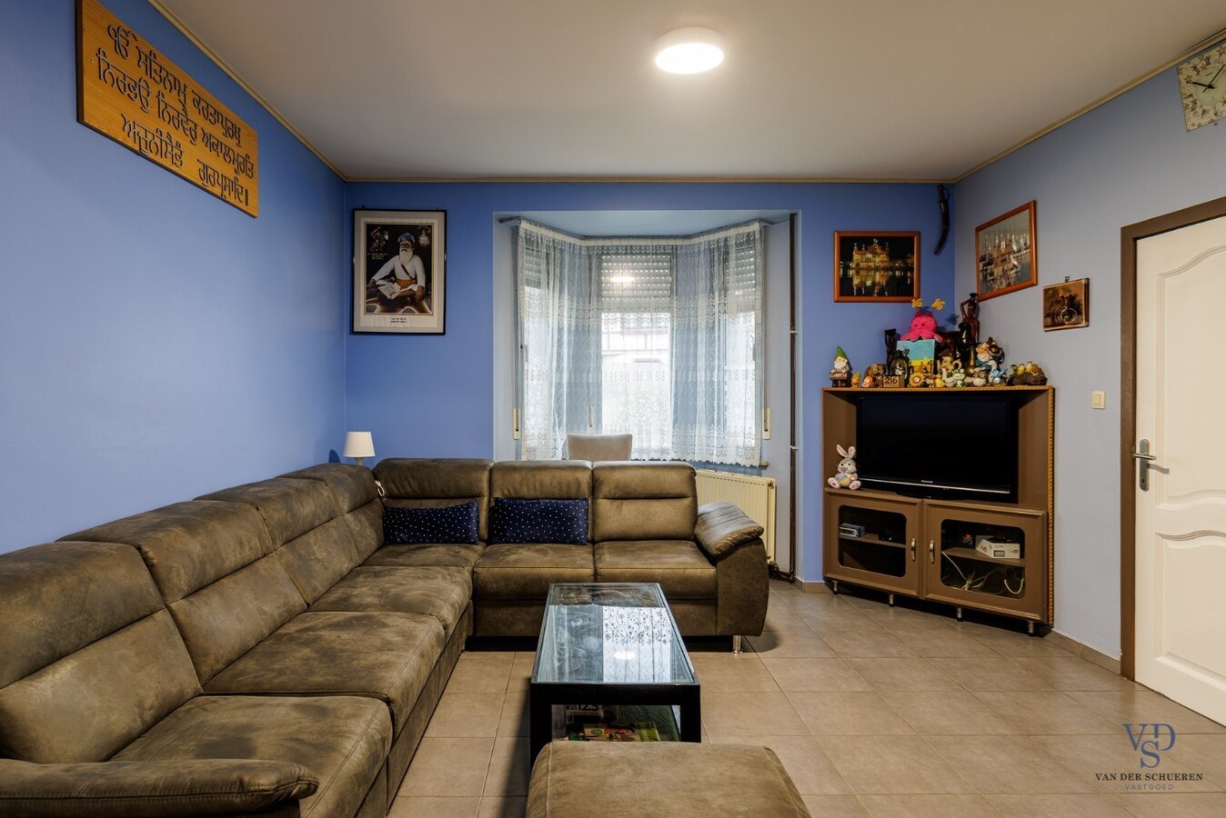 Woning met tuin én 2 staanplaatsen én car-port. 