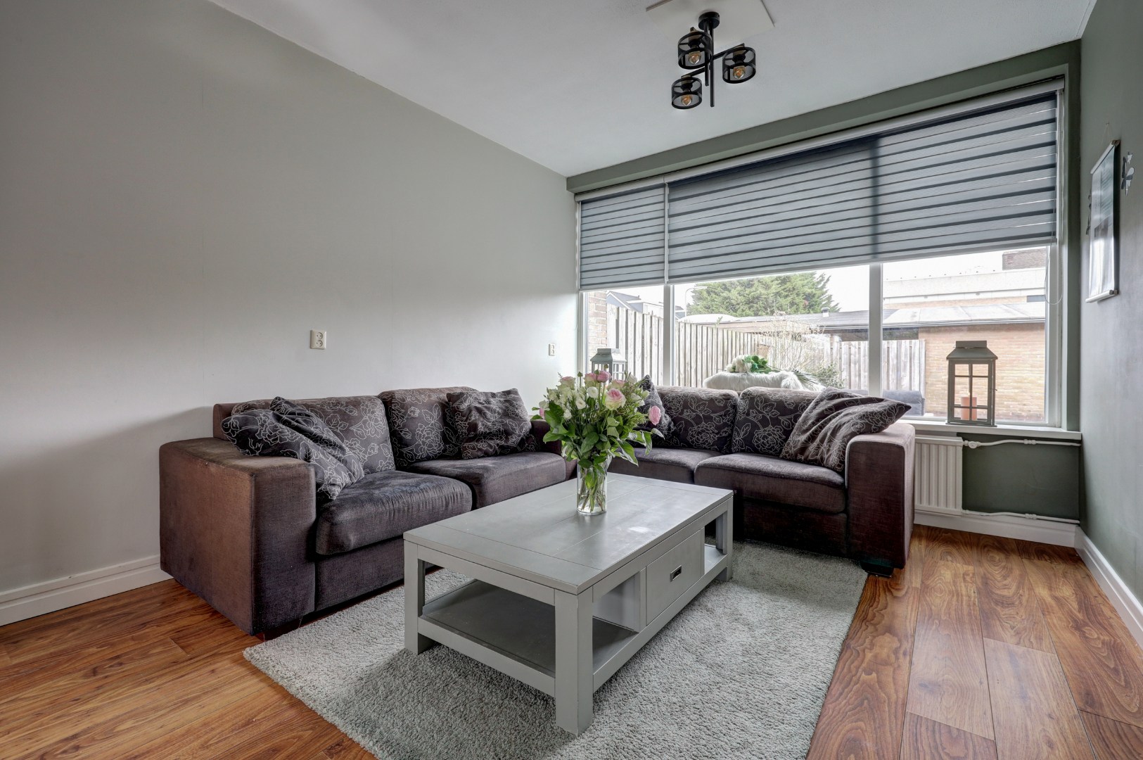Lichte 4-kamer tussenwoning met eigen garage, 3 slaapkamers, onderhoudsvriendelijke tuin met berging en gelegen op eigen grond! 