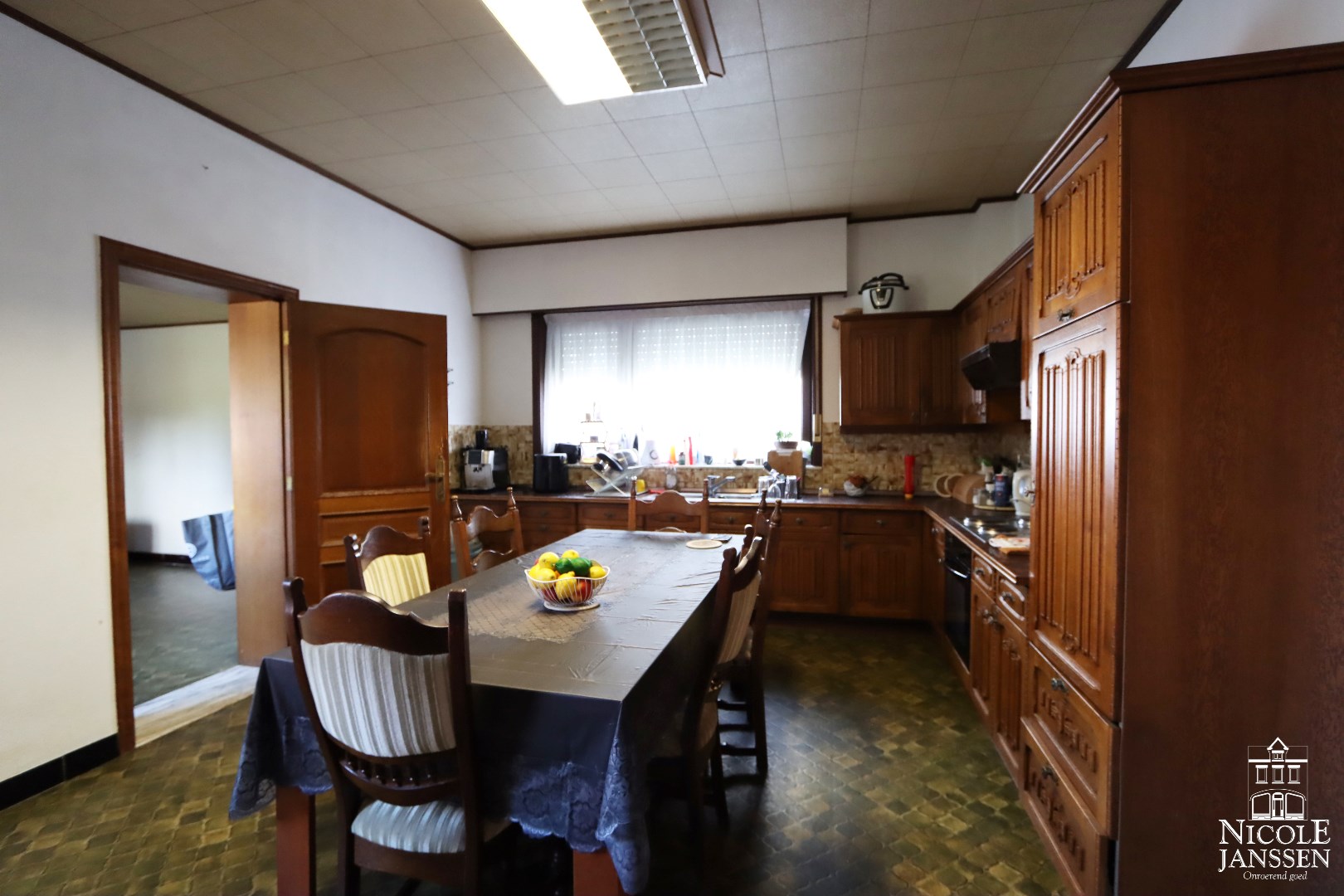 Grote leefkeuken met eiken ingerichte keuken