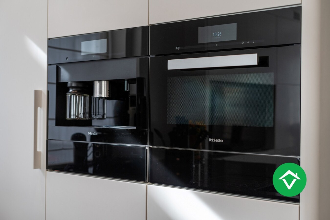 Instapklaar bemeubeld hoekappartement met 2 slaapkamers te koop in Oostende 