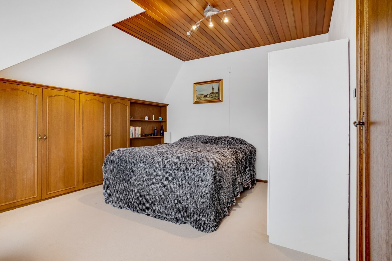 Vrijstaande woning met garage op ruim perceel in het centrum. 