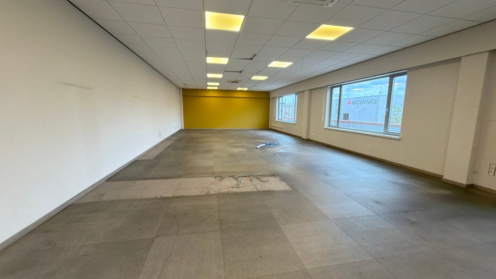 Magazijn met kantoren te huur langs E34 in Beveren