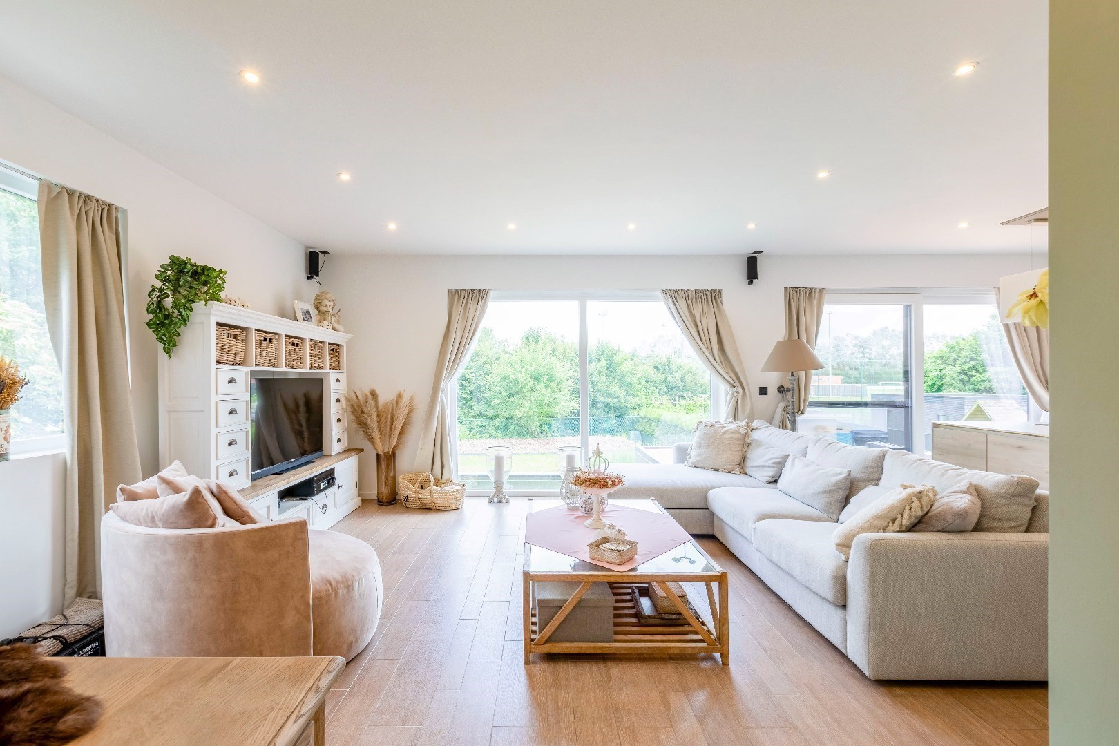 Ruime woning (369m²) met 4 slp. en in te vullen praktijk (onderaan) 