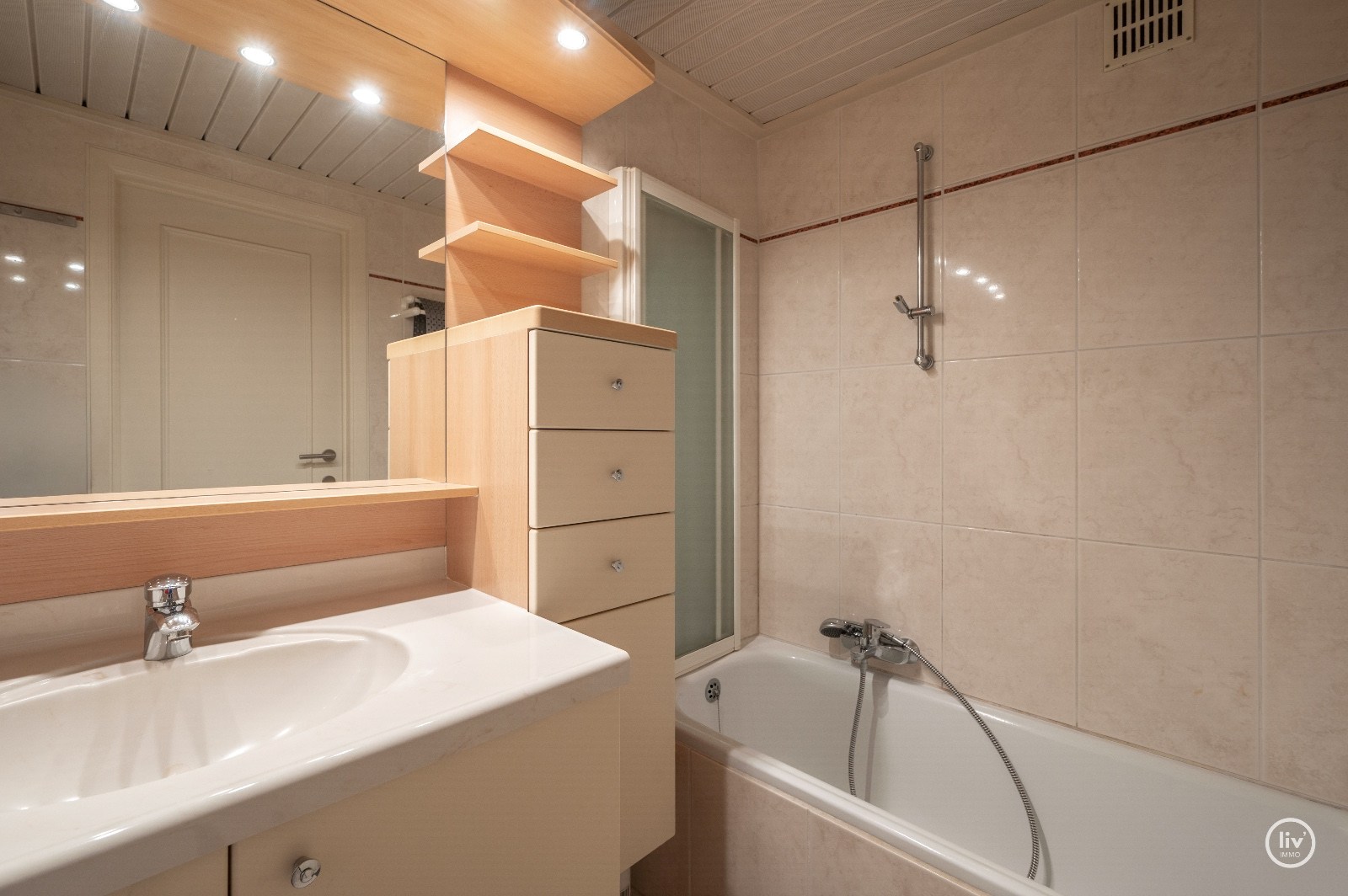Appartement confortable d'une chambre avec terrasse ensoleillée situé dans un emplacement de premier choix près de l'avenue Dumortier. 