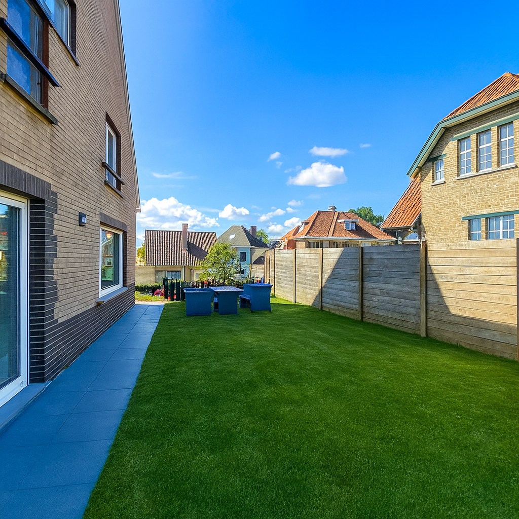 Ruime koppelvilla met 4 slaapkamers en dubbele garage te koksijde-Bad op amper 700m van het strand. 