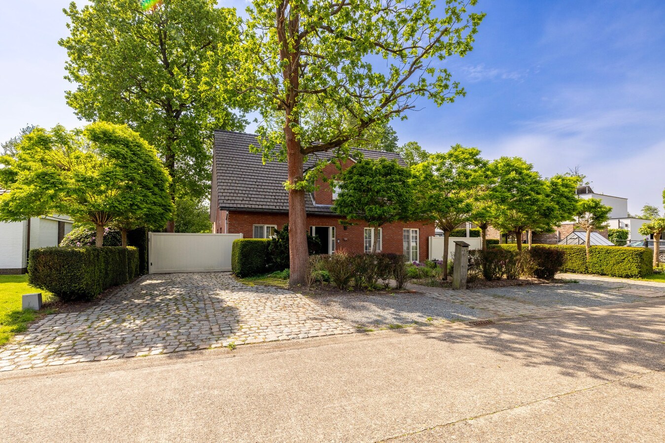 Ruim en charmant landhuis met 4 slpks en prachtige tuin 