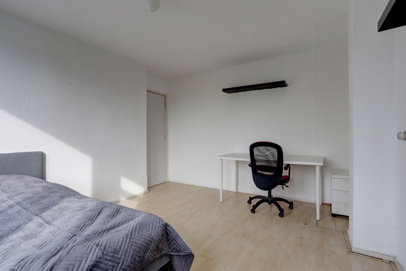 In het geliefde "Lage Land' is gelegen deze uitgebouwde 5-kamer tussenwoning met zonnige en diepe tuin en geheel gelegen op eigen grond. 