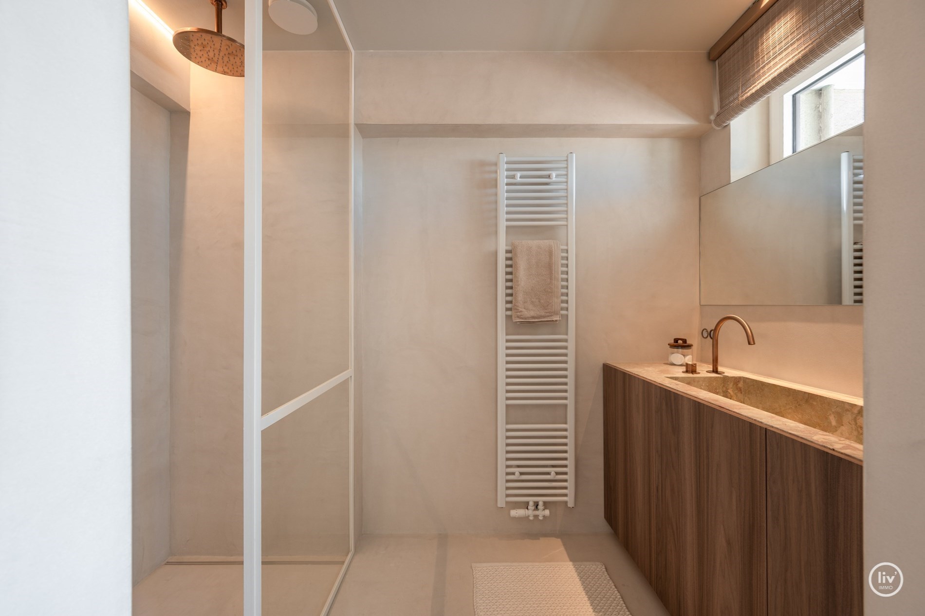 Magnifique appartement d'angle avec vue frontale sur la mer et terrasse orientée ouest situé sur la place de la Tour de Lumière à Knokke. 