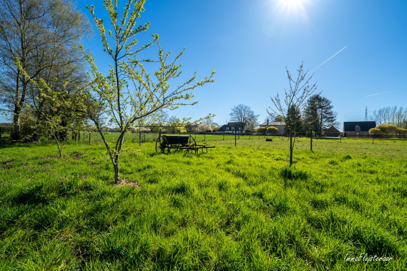 BEZOEKDAG OP 23 MEI VAN 10U TOT 14U. Landelijk gelegen woning met stallen en handig bijgebouw op ca. 7.025 m² (Optie aankoop extra aanpalend weiland van 5.735 m2) 