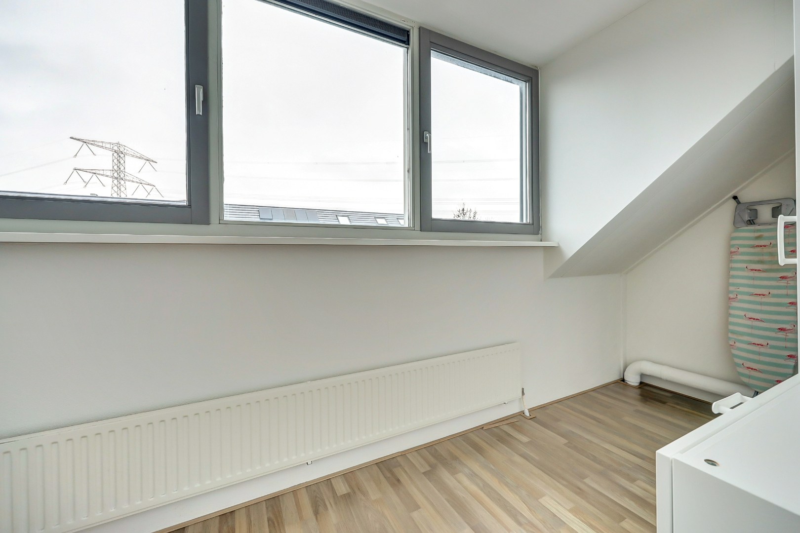 In de jonge woonwijk Nesselande in deelplan Haag en Park gelegen 5 kamer tussenwoning met houten berging en parkeerplaats op 131 m² eigen grond. 