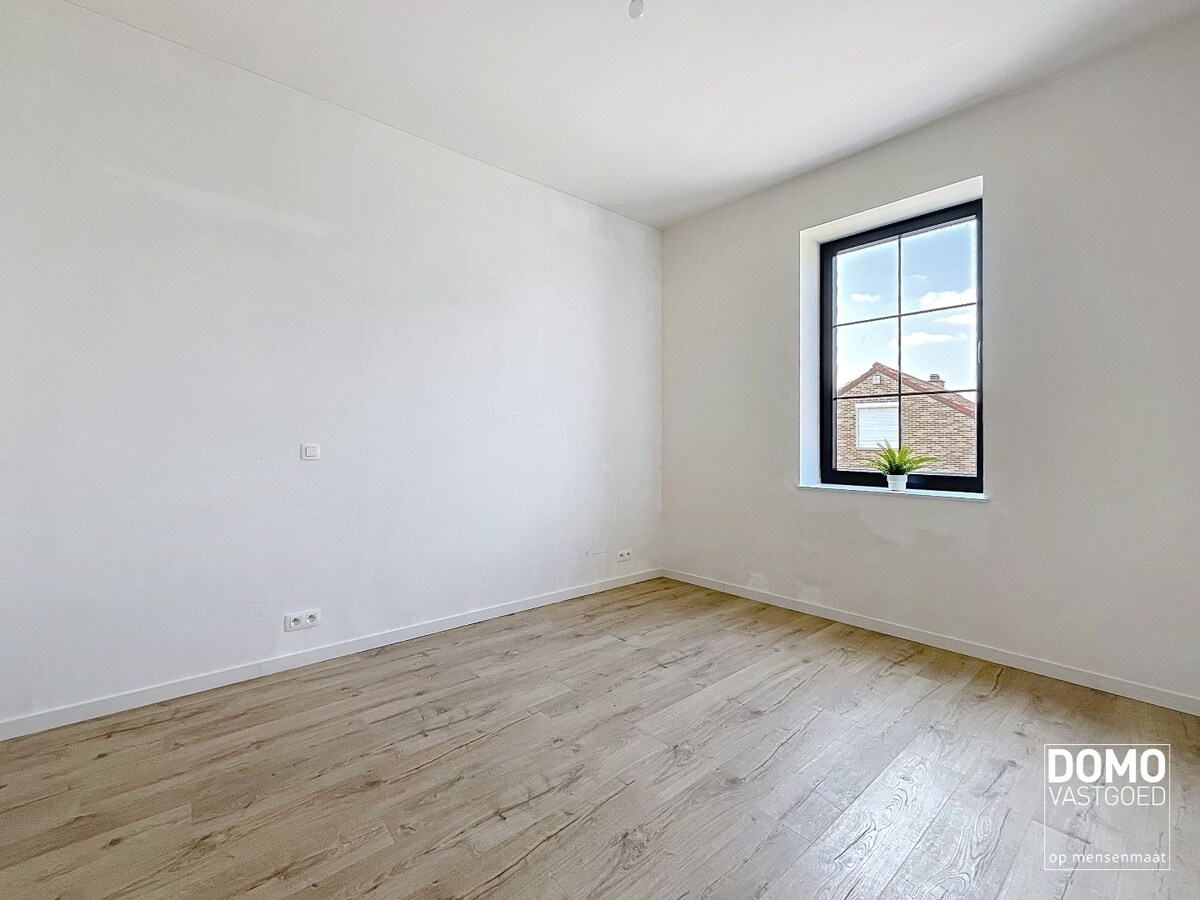 PRACHTIG GERENOVEERDE, LICHTRIJKE WONING MET 3 SLAAPKAMERS, 2 BADKAMERS, EEN ZONNIGE TUIN EN 2 PARKEERPLAATSEN TE GINGELOM (MIELEN-BOVEN-AALST) 