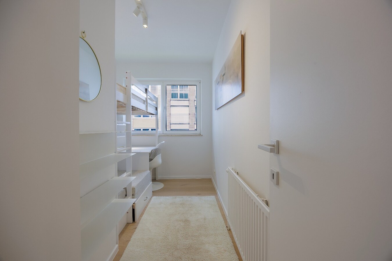 Stijlvol gerenoveerd hoekappartement met 3 slaapkamers op toplocatie te Duinbergen, vlakbij de Zeedijk. 