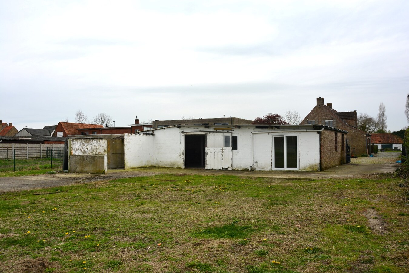 Te renoveren villa in bedrijventerreinzone voor KMO's 