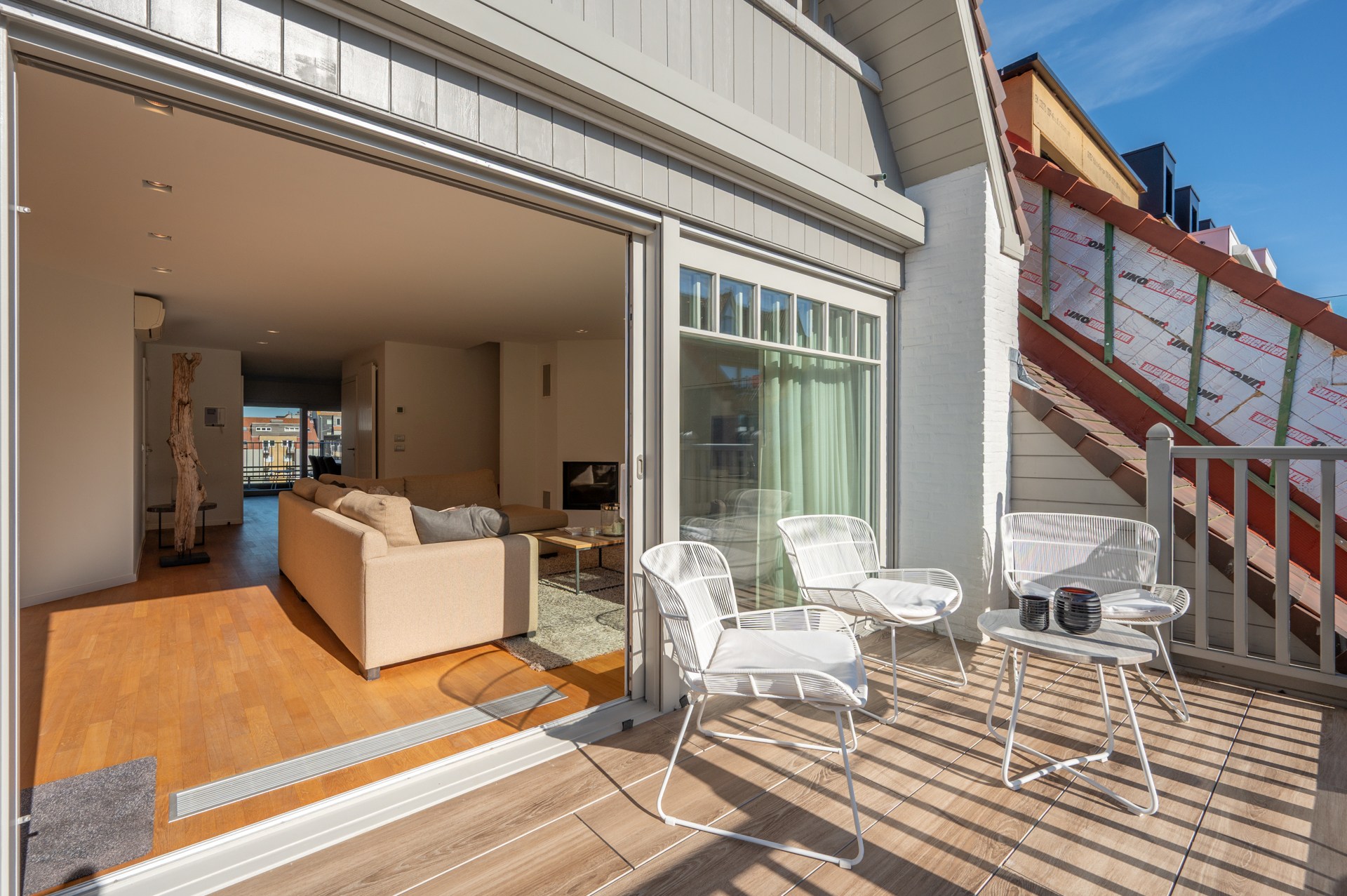 Ruim duplexappartement  in een recent gebouwde residentie in het levendige centrum van Knokke, op korte wandelafstand van het strand. 