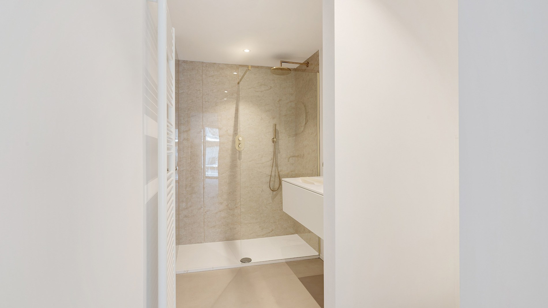 Exclusief ruim plateau-appartement met frontaal zeezicht aan het Rubensplein – met optie tot inpandige parking 